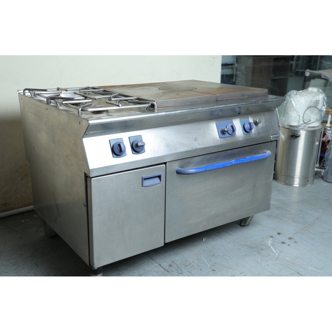 Used Electrolux 2-burner stove with large griddle and bottom oven|mkayn | مكاين