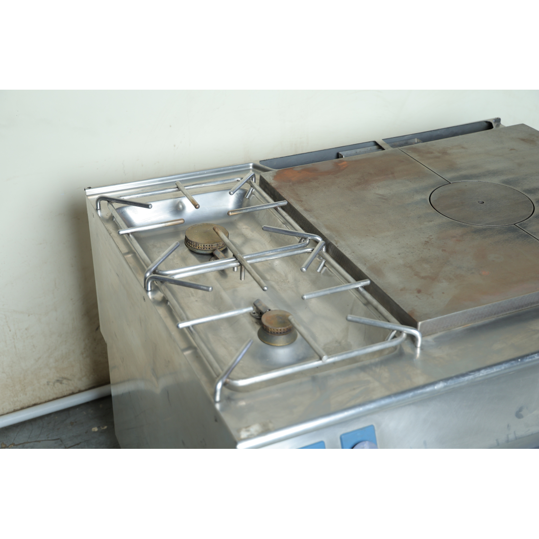 Used Electrolux 2-burner stove with large griddle and bottom oven|mkayn | مكاين